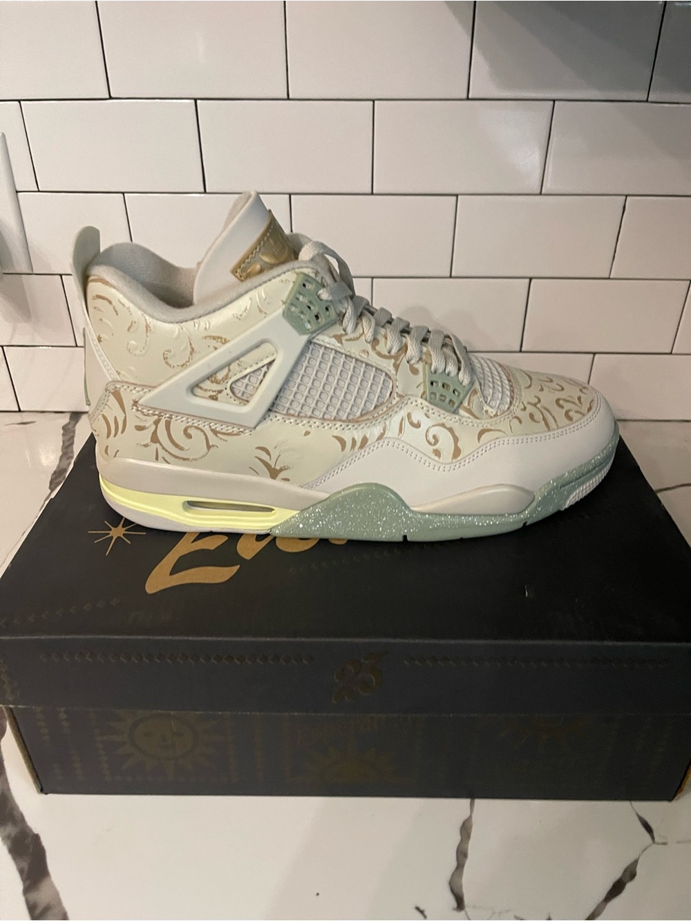 Men’s Jordan Retro 4 Somos Eternos Size 10.5.